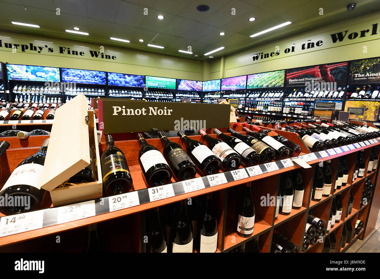 Flaschen Wein auf dem Display an Dan Murphy Liquor Store, Shellharbour, New-South.Wales, NSW, Australien Stockfoto