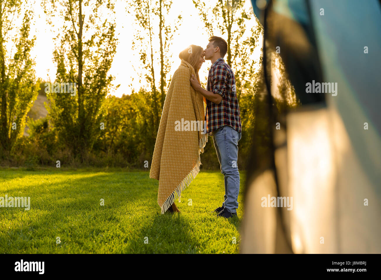 Junges Paar in Liebe nach dem Aufwachen in der Natur Stockfoto