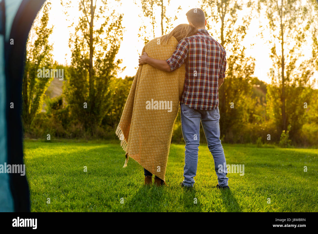 Junges Paar in Liebe nach dem Aufwachen in der Natur Stockfoto