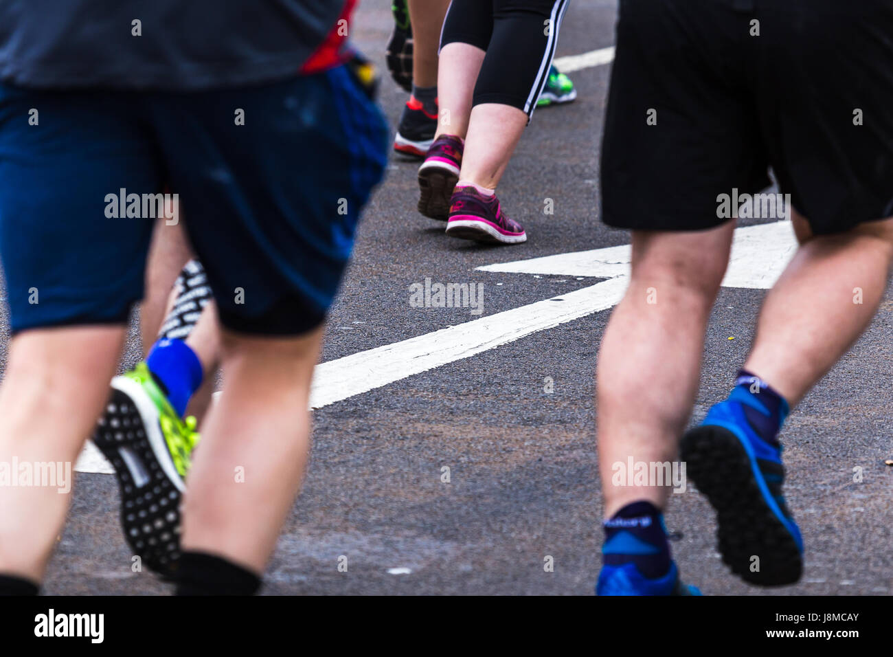 Nahaufnahme der Marathonläufer laufen über ein weißer Pfeil auf den Straßen von Liverpool Stadtzentrum während der 2017 Liverpool Rock n Roll Marathons auf 28 M Stockfoto