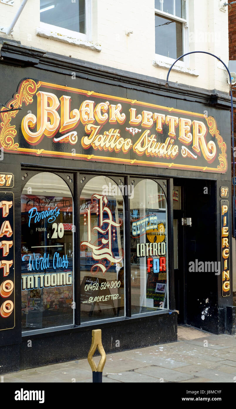 Schwarze Buchstaben Tattoo Parlour Gloucester City Center, Gloucester in england Stockfoto
