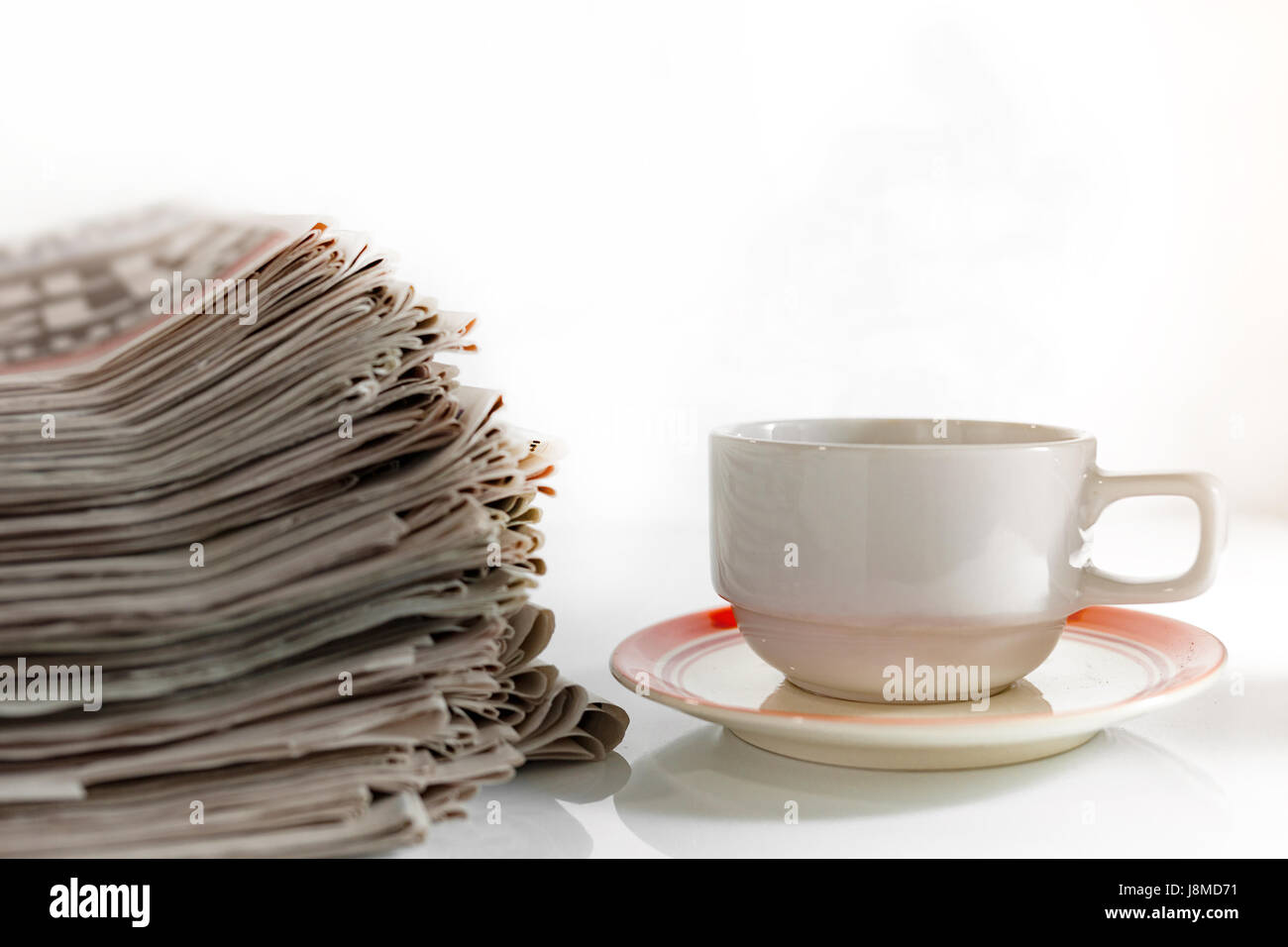 Zeitungen und Kaffee auf dem weißen Tisch. Stockfoto