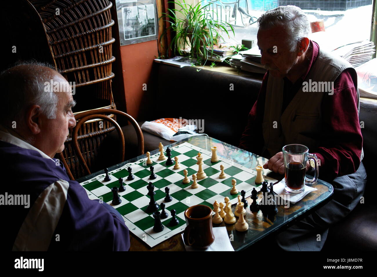 Zwei alte Männer spielen Schach Stockfoto