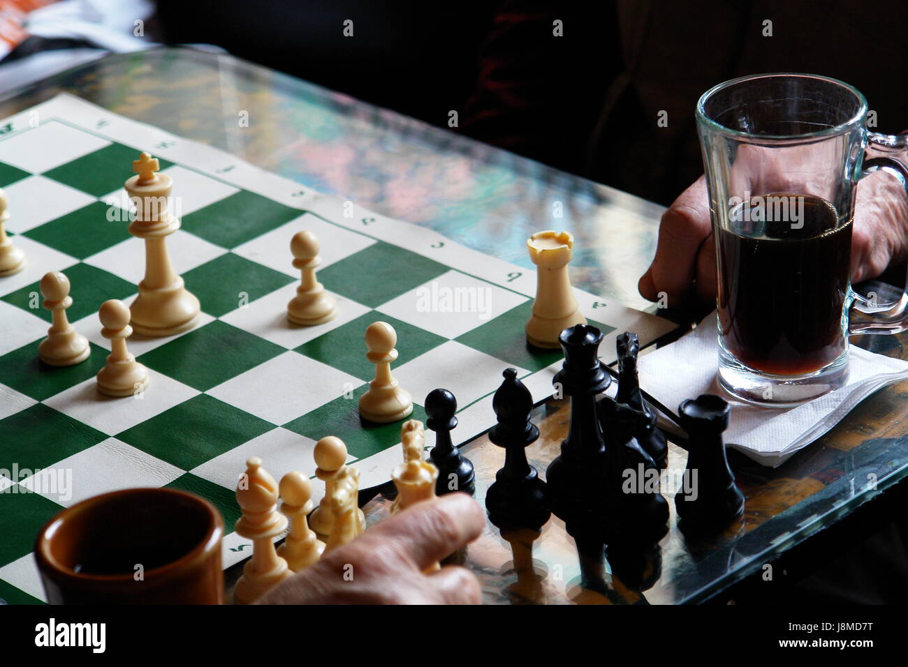 Zwei alte Männer spielen Schach Stockfoto