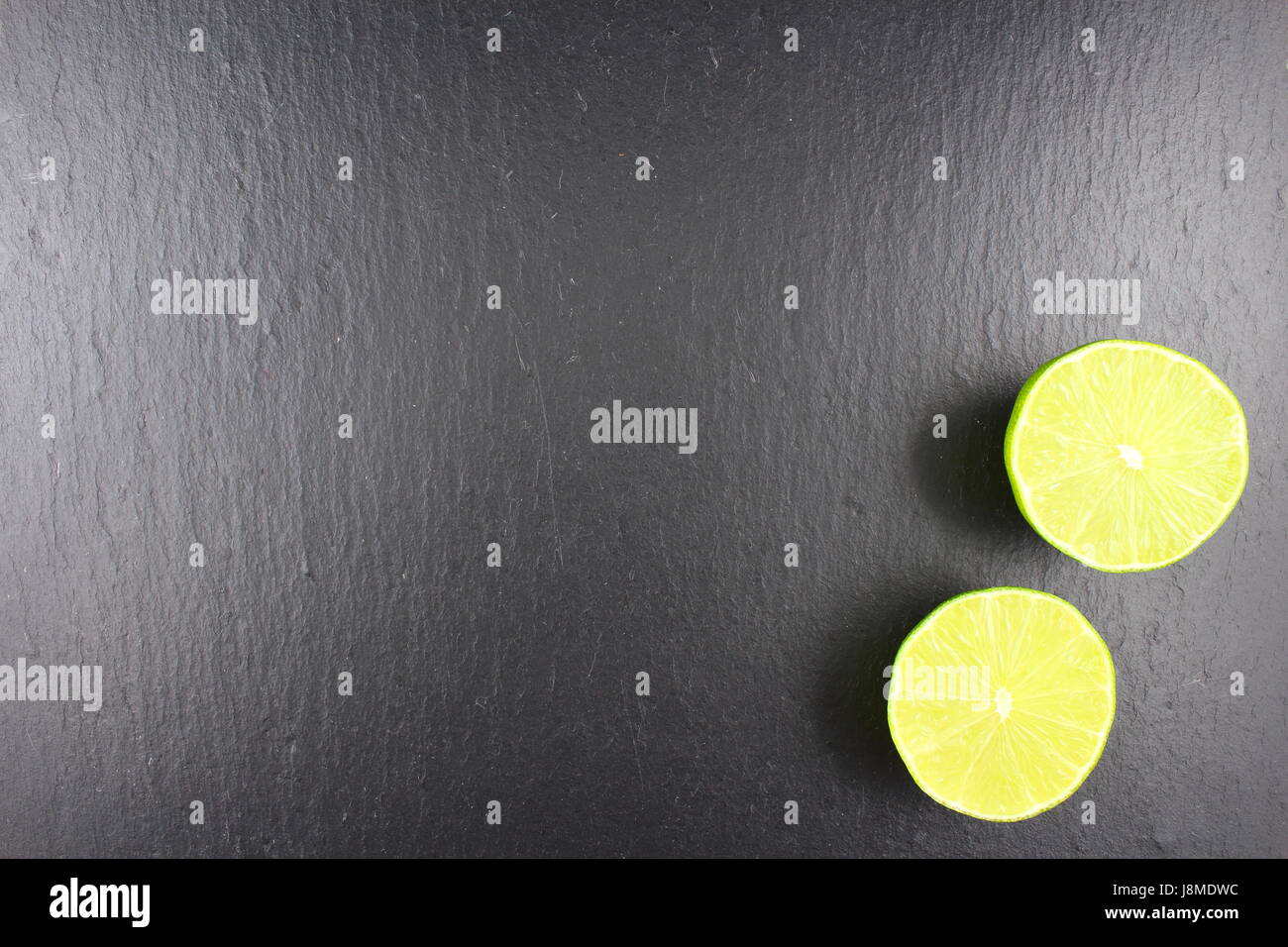 frische Limette Obst auf einem Schiefer Teller als eine Hintergrundtextur Essen Stockfoto