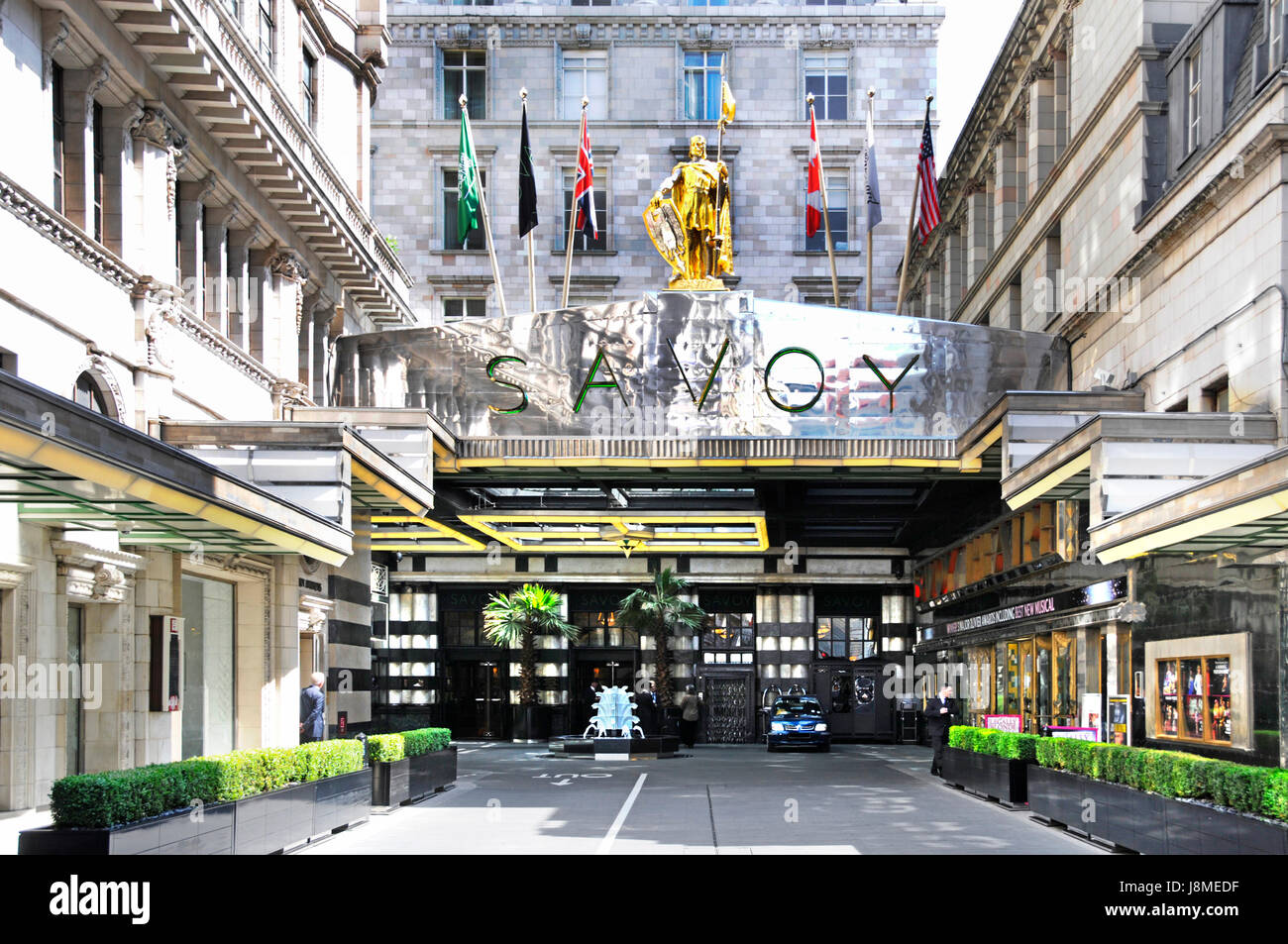 Savoy Hotel Schild Flaggen und Statue über Savoy Court Eingang in der kurzen London Street West End Luxushotel frei von Taxis, weil Strand geschlossen England Großbritannien Stockfoto