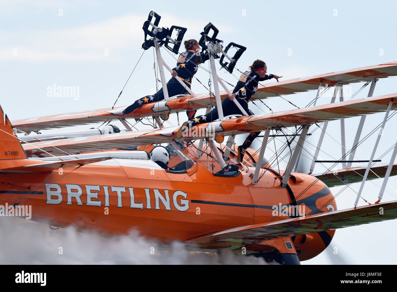 Breitling Wingwalker zeigen sich bei einer Flugshow mit Mädchen im oberen Flügel Stockfoto
