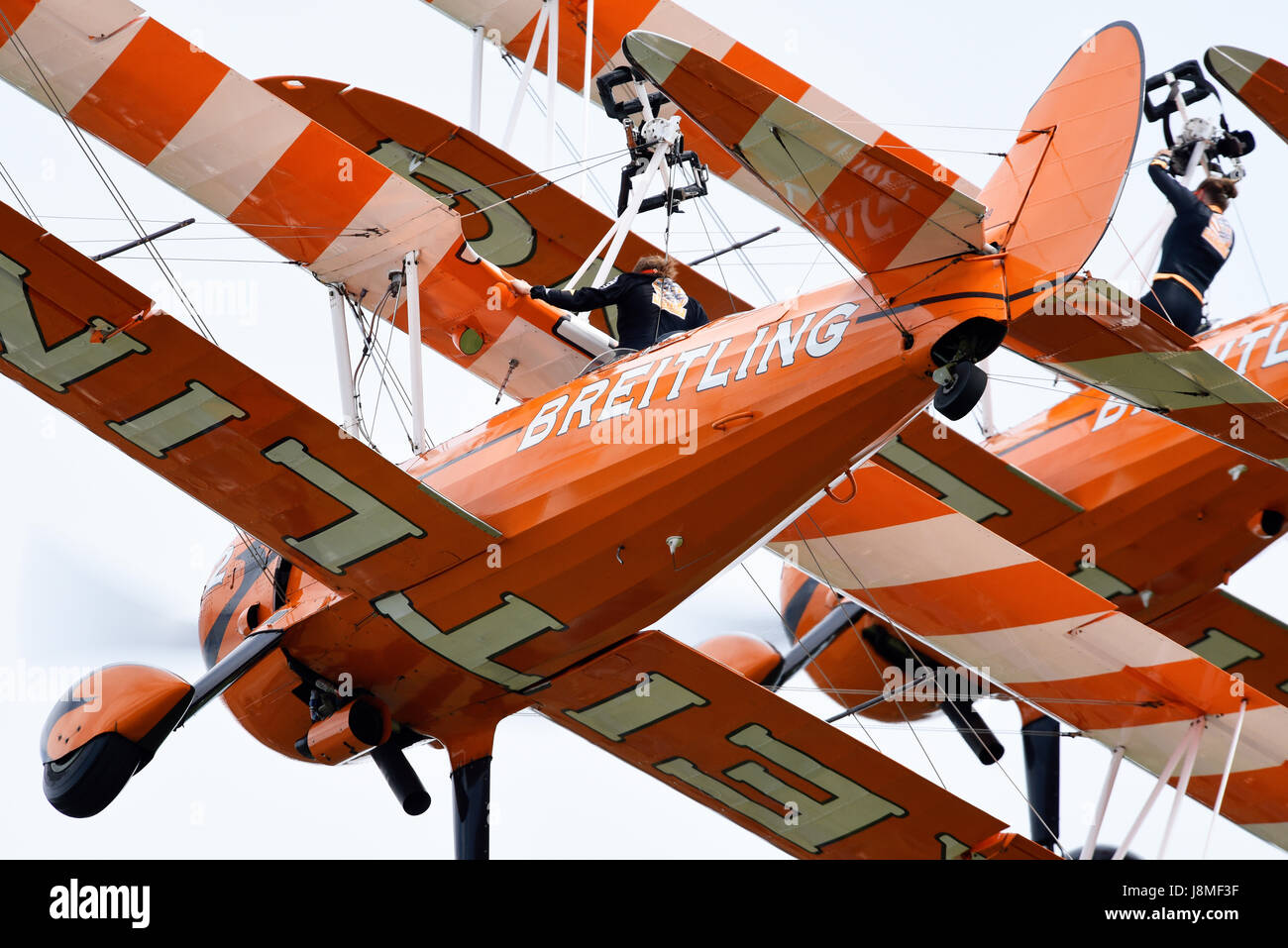 Breitling Wingwalker zeigen sich bei einer Flugshow mit Mädchen im oberen Flügel Stockfoto