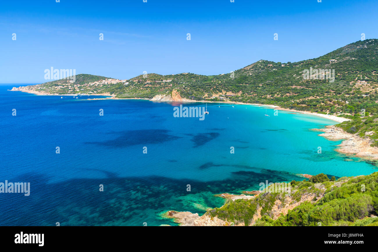 Sommerlandschaft der Insel Korsika. Kleinen azurblauen Bucht von Piana Region, Frankreich Stockfoto