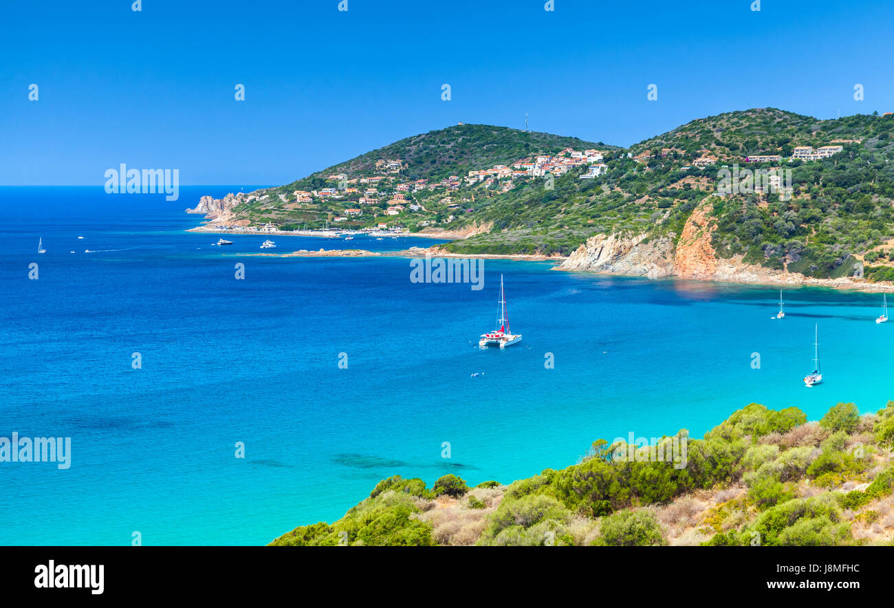 Sommer Küstenlandschaft der Insel Korsika. Kleinen azurblauen Bucht von Piana Region, Frankreich Stockfoto