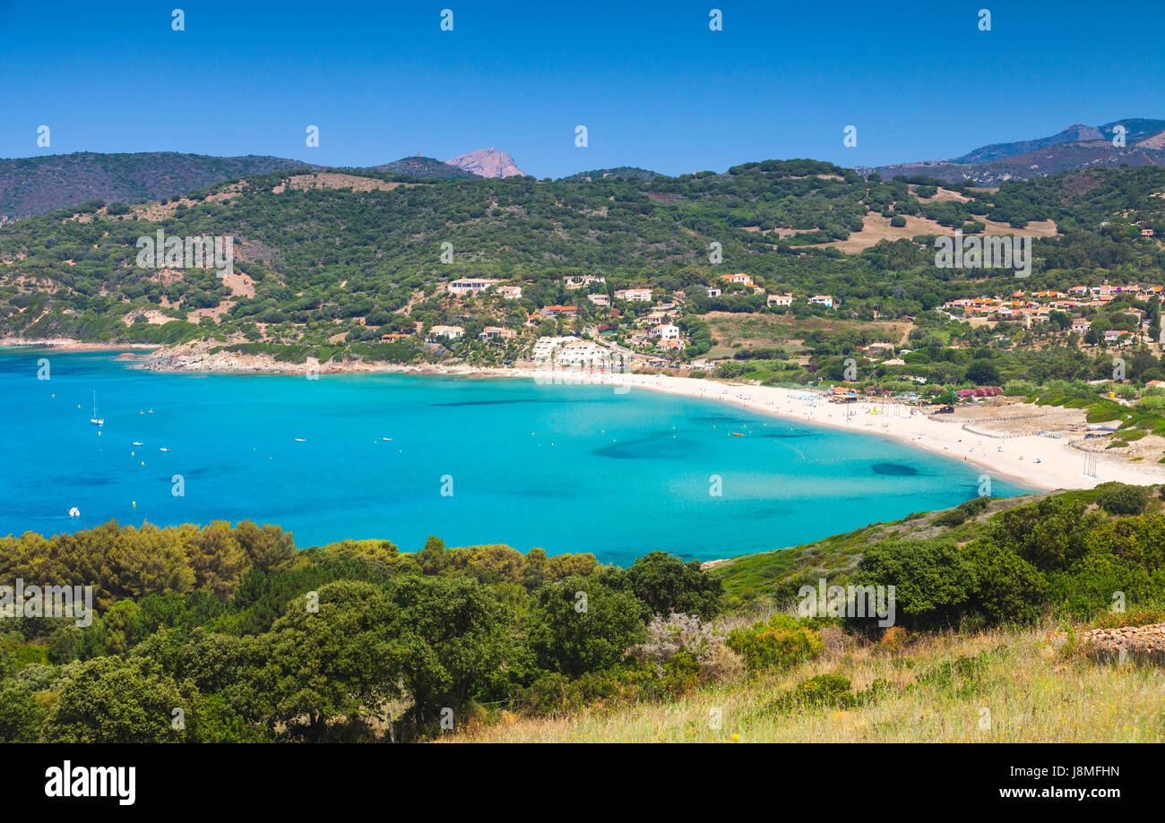 Sommer Küstenlandschaft Korsikas. Kleinen Azure Bucht mit Strand. Piana Region, Frankreich Stockfoto