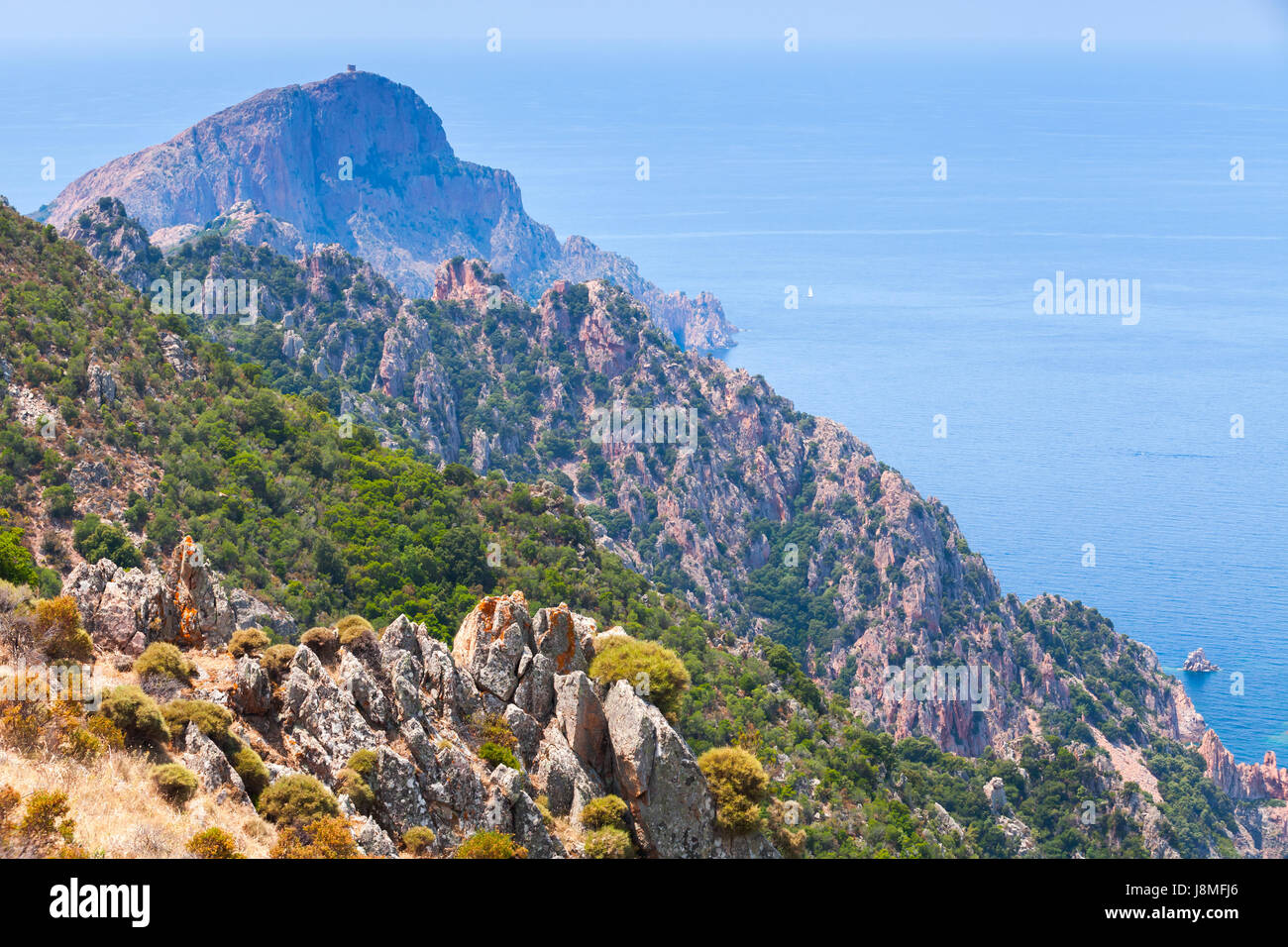 Korsische Felsen und Meer im Sommer. Landschaft der französischen bergigen mediterranen Insel Corsica. Corse-du-Sud, Piana Stockfoto