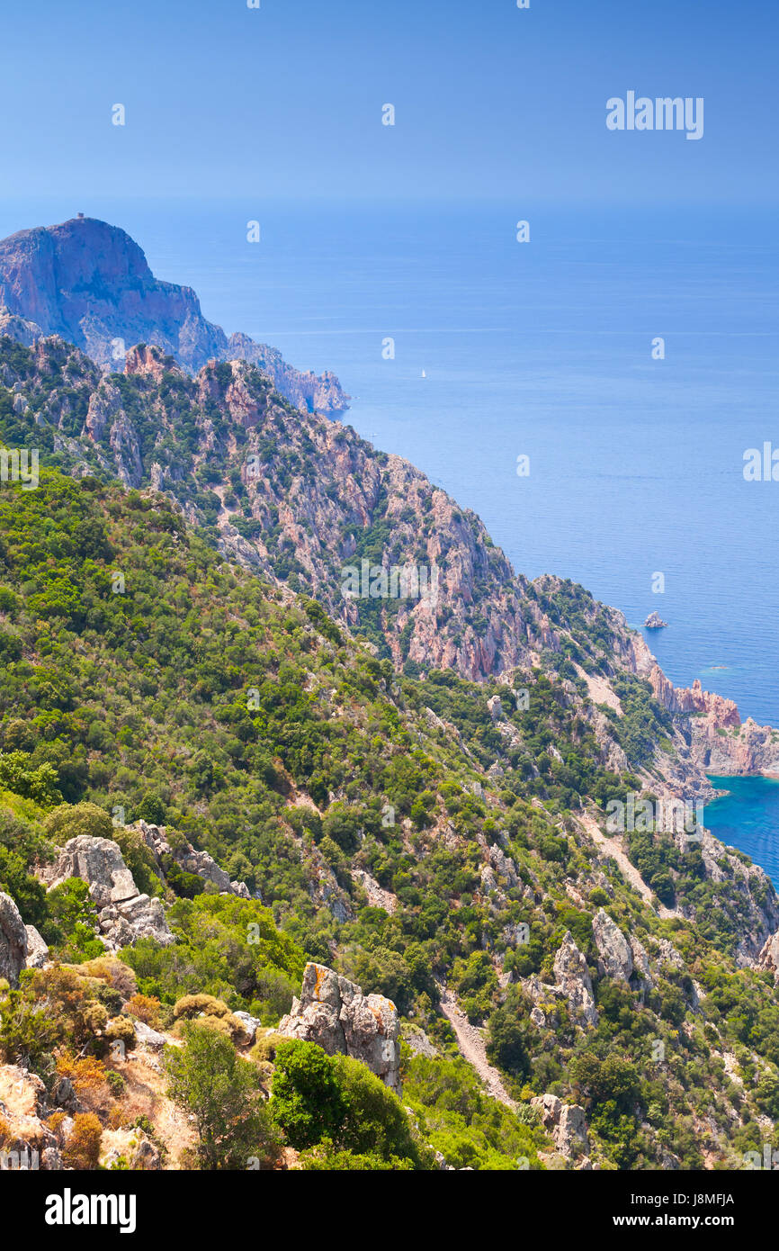 Korsische Felsen und Meer im Sommer. Landschaft der französischen bergigen mediterranen Insel Corsica. Corse-du-Sud, in Piana. Vertikale Foto Stockfoto