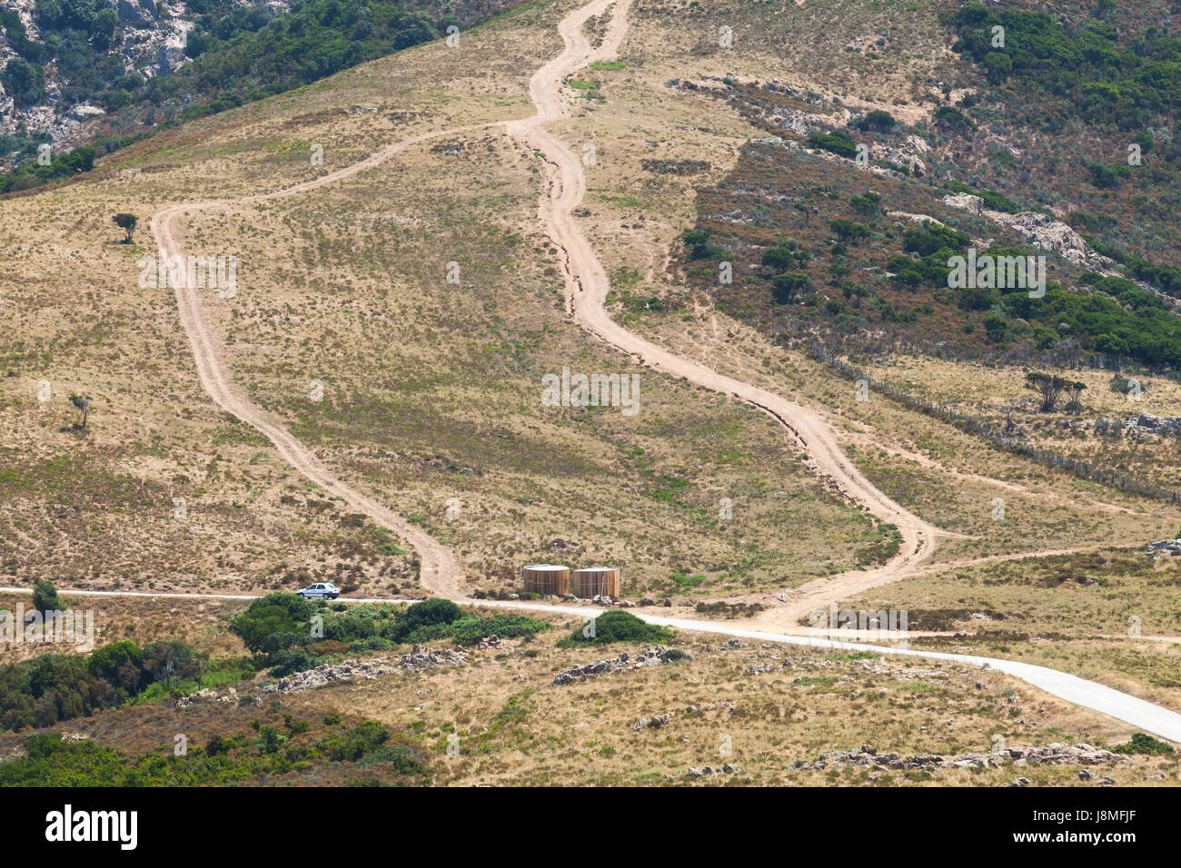 Natürliche Sommerlandschaft mit Bergstraßen. Südlichen Teil der Insel Korsika, Frankreich Stockfoto