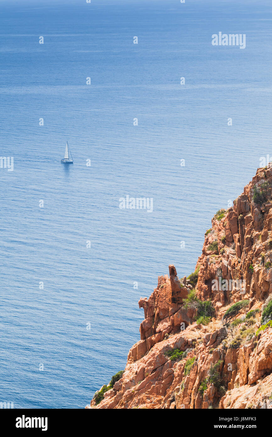 Felsen und Meer im Sommer. Landschaft der französischen bergigen mediterranen Insel Corsica. Corse-du-Sud, Piana region Stockfoto