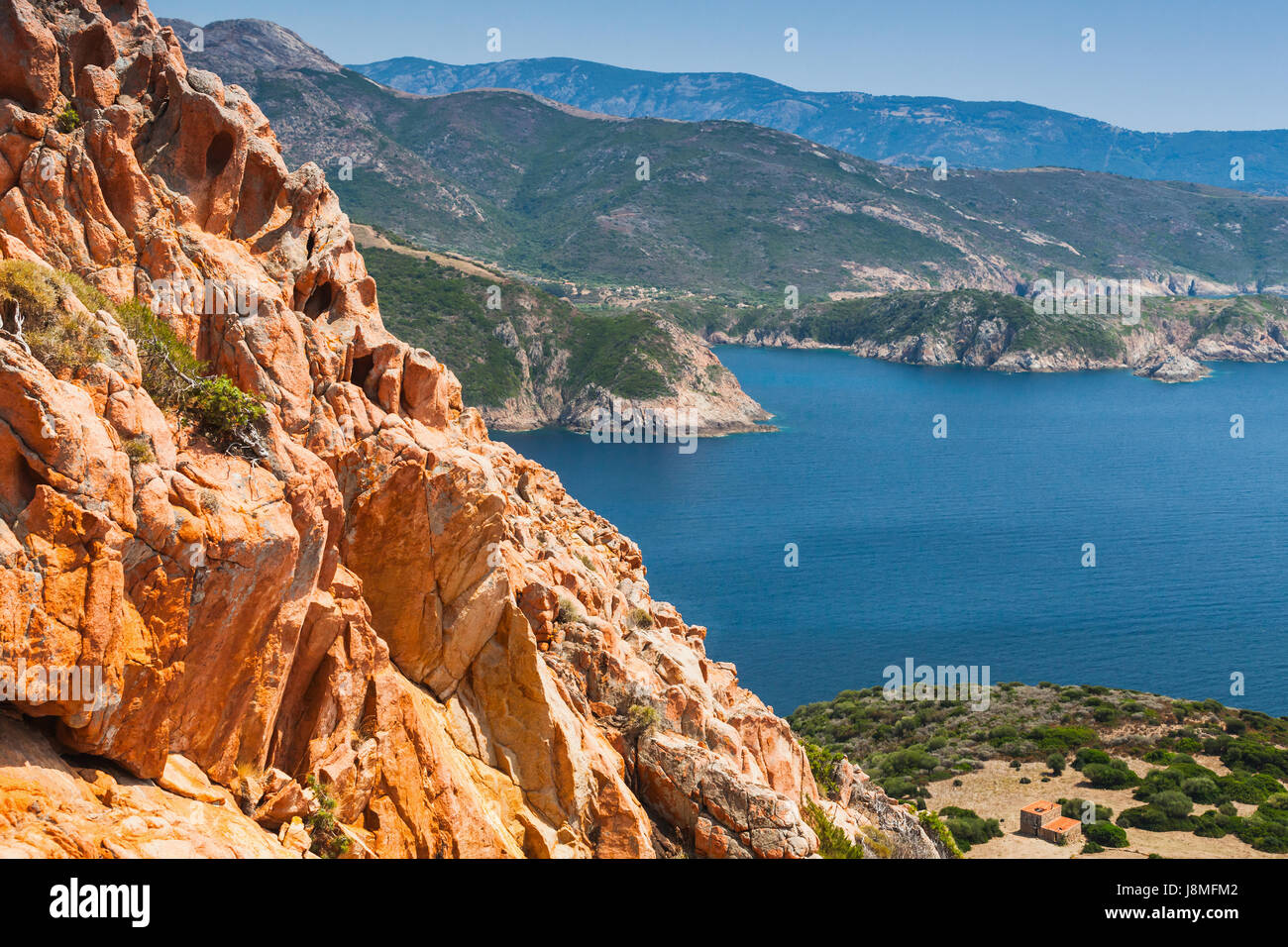 Küstenlandschaft der Insel Korsika mit roten Felsen und blauem Meerwasser. Sicht des Capo Rosso, Piana region Stockfoto