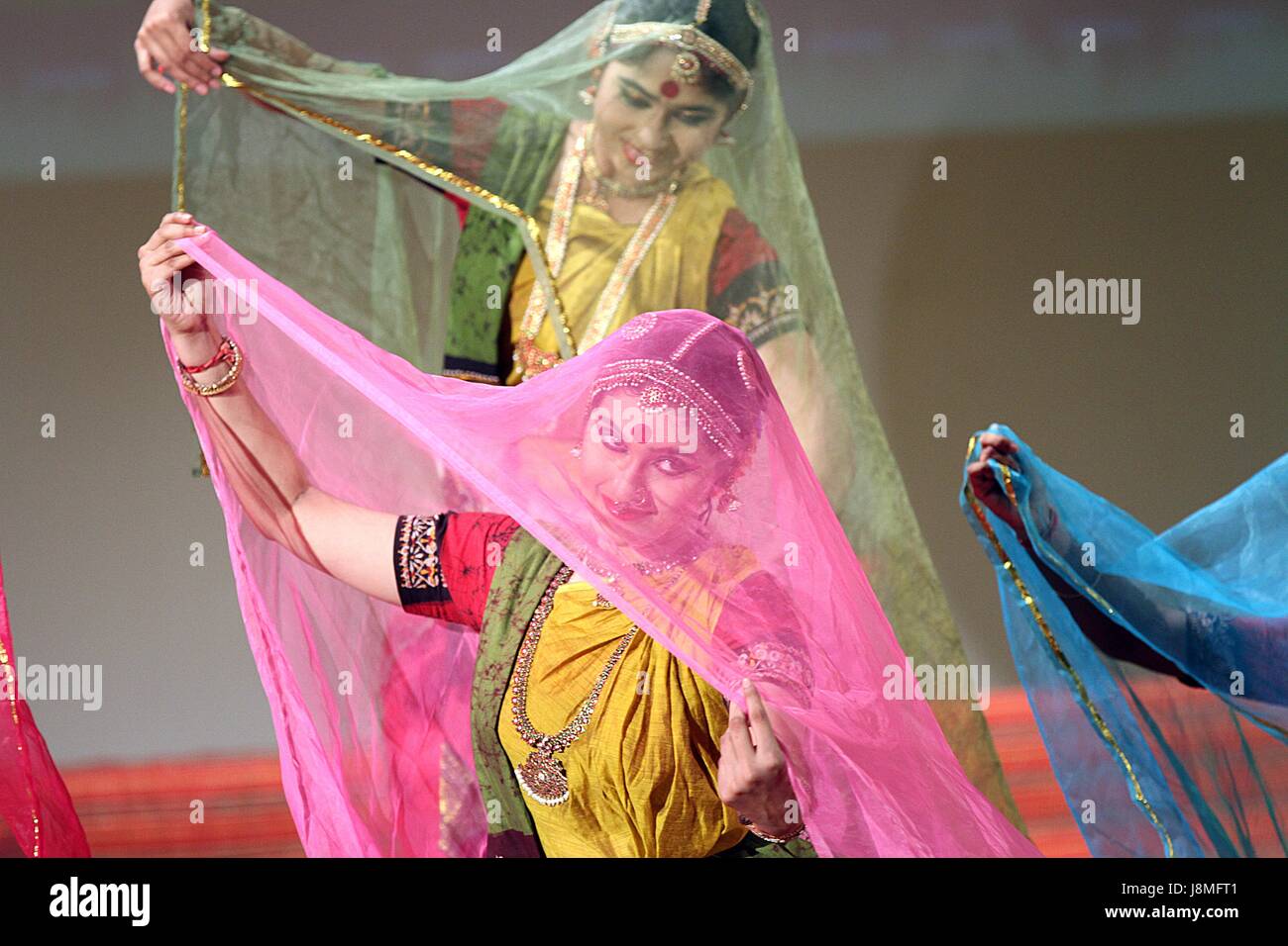 Frauen in Bangladesch führen einen traditionellen Tanz in Dhaka. Stockfoto