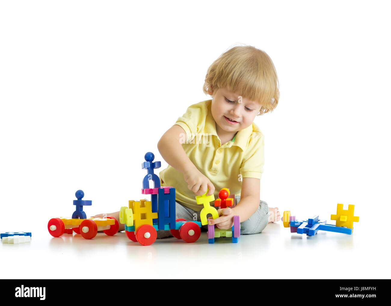 Jungen spielen mit Spielzeug blockiert Stockfoto