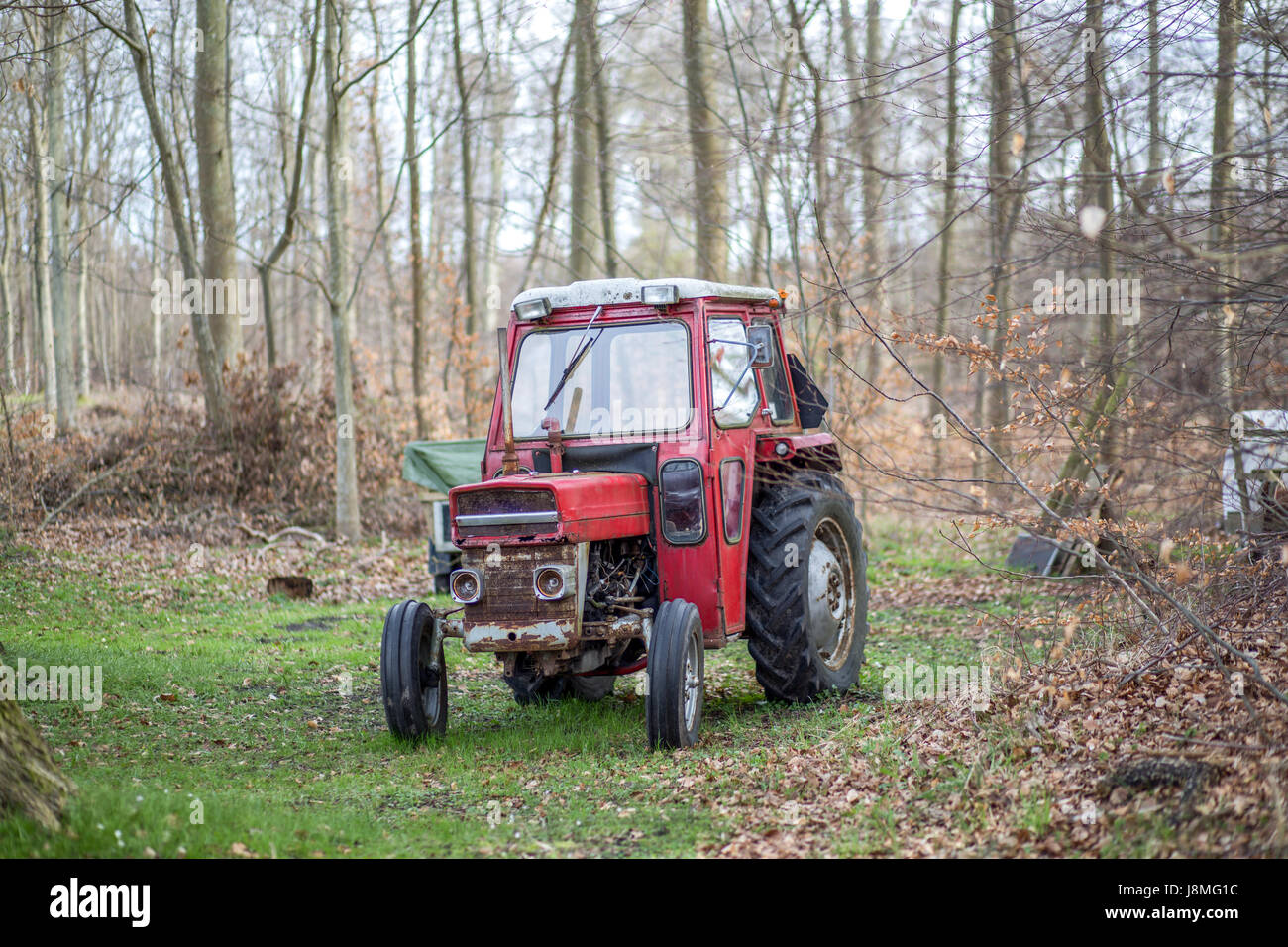 Kleiner roter Traktor Stockfoto