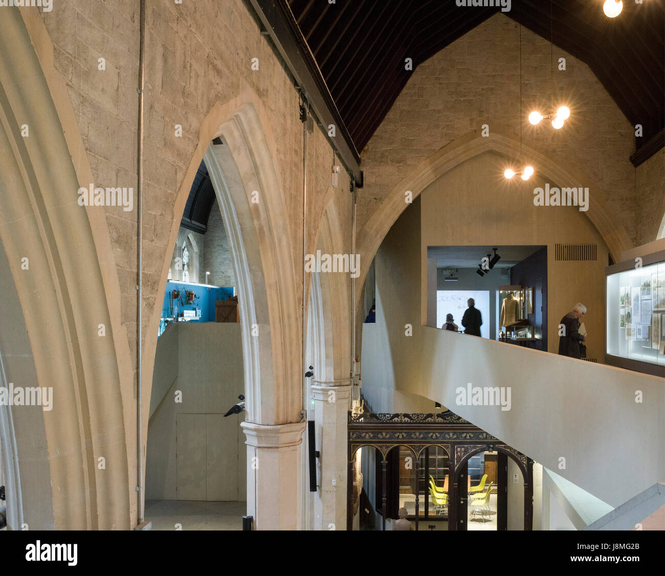 Obere Galerie und Spitzbögen. Garten-Museum Lambeth Palace, London, Vereinigtes Königreich. Architekt: Dow Jones Architekten, 2017. Stockfoto