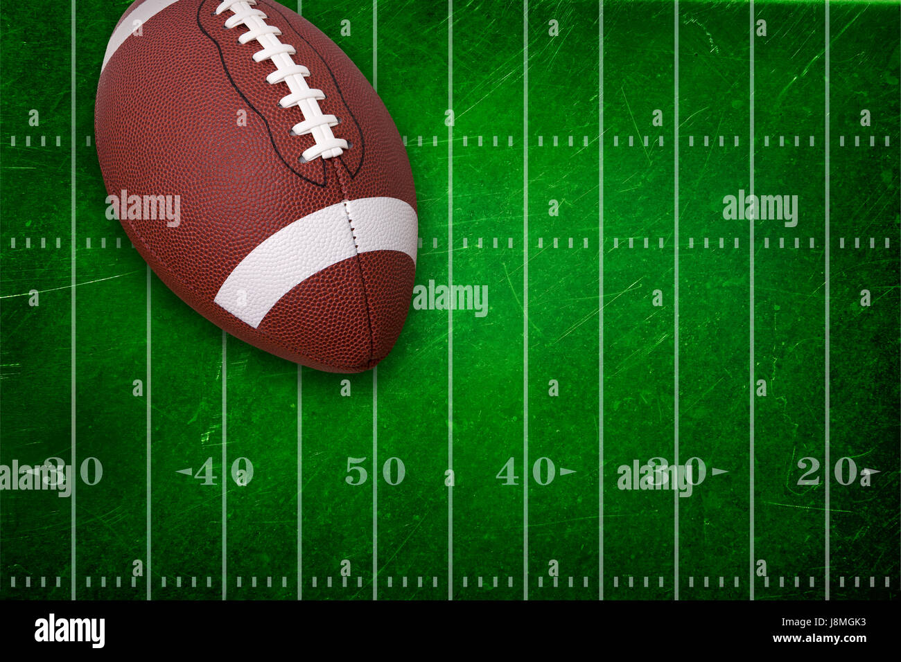 College-Football auf grüne Grunge Feld Hintergrund mit Hof-Marker Stockfoto