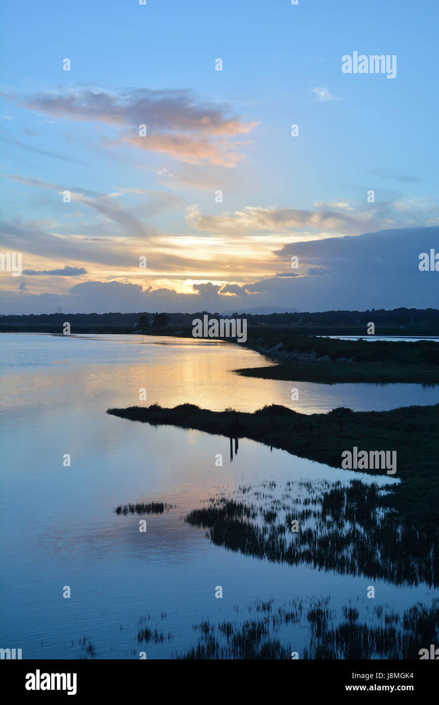 Sümpfe des Naturschutzgebietes Sado-Mündung bei Sonnenuntergang. Portugal Stockfoto