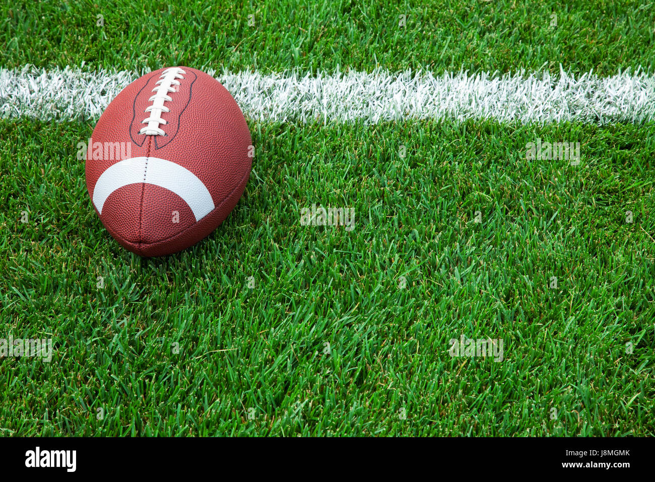 Ein College-Football auf der Torlinie auf einer Wiese Stockfoto