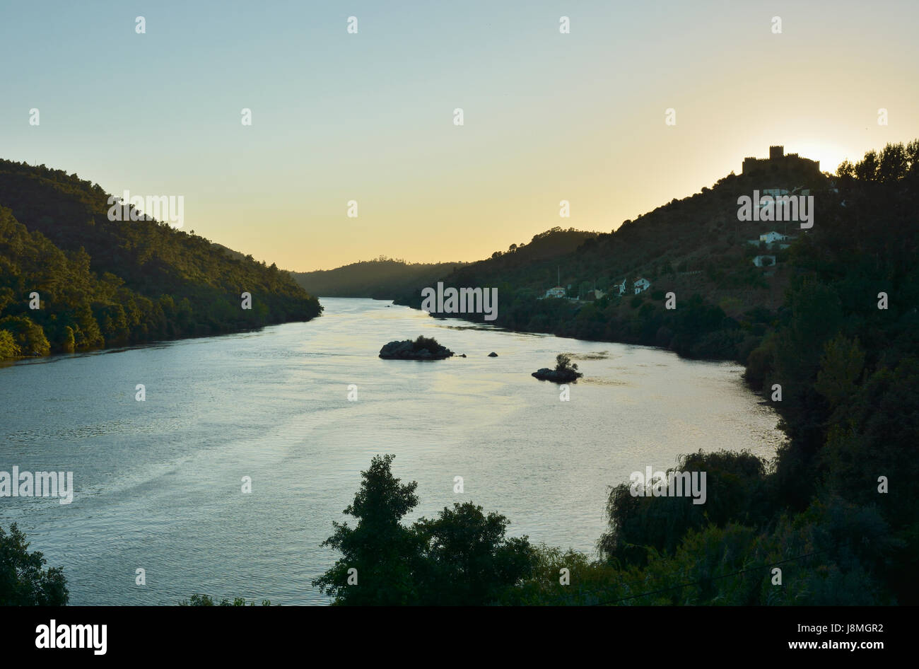 Das 13. Jahrhundert Schloss mit Blick auf den Tejo auf befestigten mittelalterlichen Dorf Belver, Beira Baixa. Portugal Stockfoto