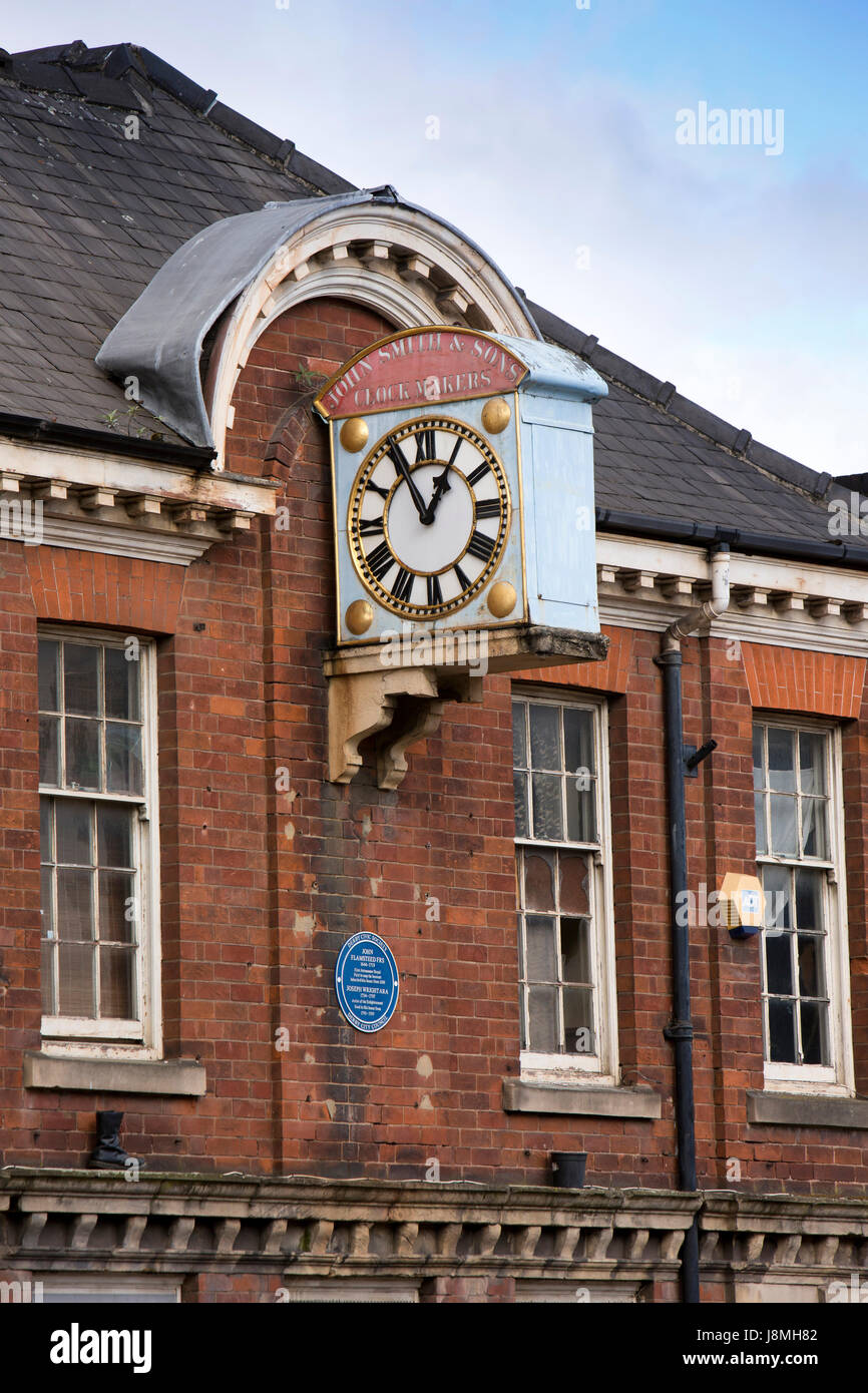 Großbritannien, England, Derbyshire, Derby, Queen Street, Zeichen der ehemaligen John Smith & Söhne Uhrmacher, wo Künstler Joseph Wright in den 1700er Jahren lebte Stockfoto
