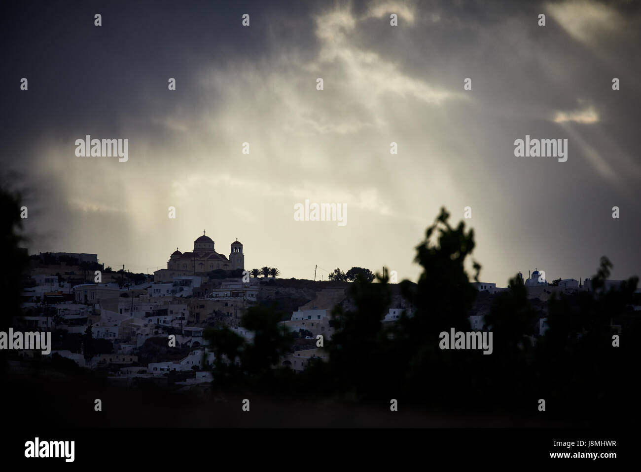 Vulkanische griechische Insel Santorin eine der Kykladen im Ägäischen Meer. Seite Bergkirche in stimmungsvollen Licht Stockfoto