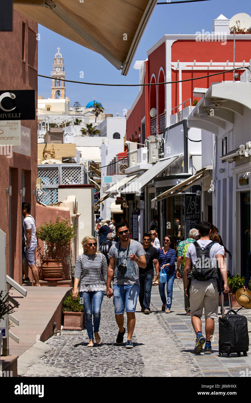Vulkanische griechische Insel Santorin eine der Kykladen im Ägäischen Meer. Fira, die Hauptstadt der Insel schmale Einkaufsstraße Stockfoto