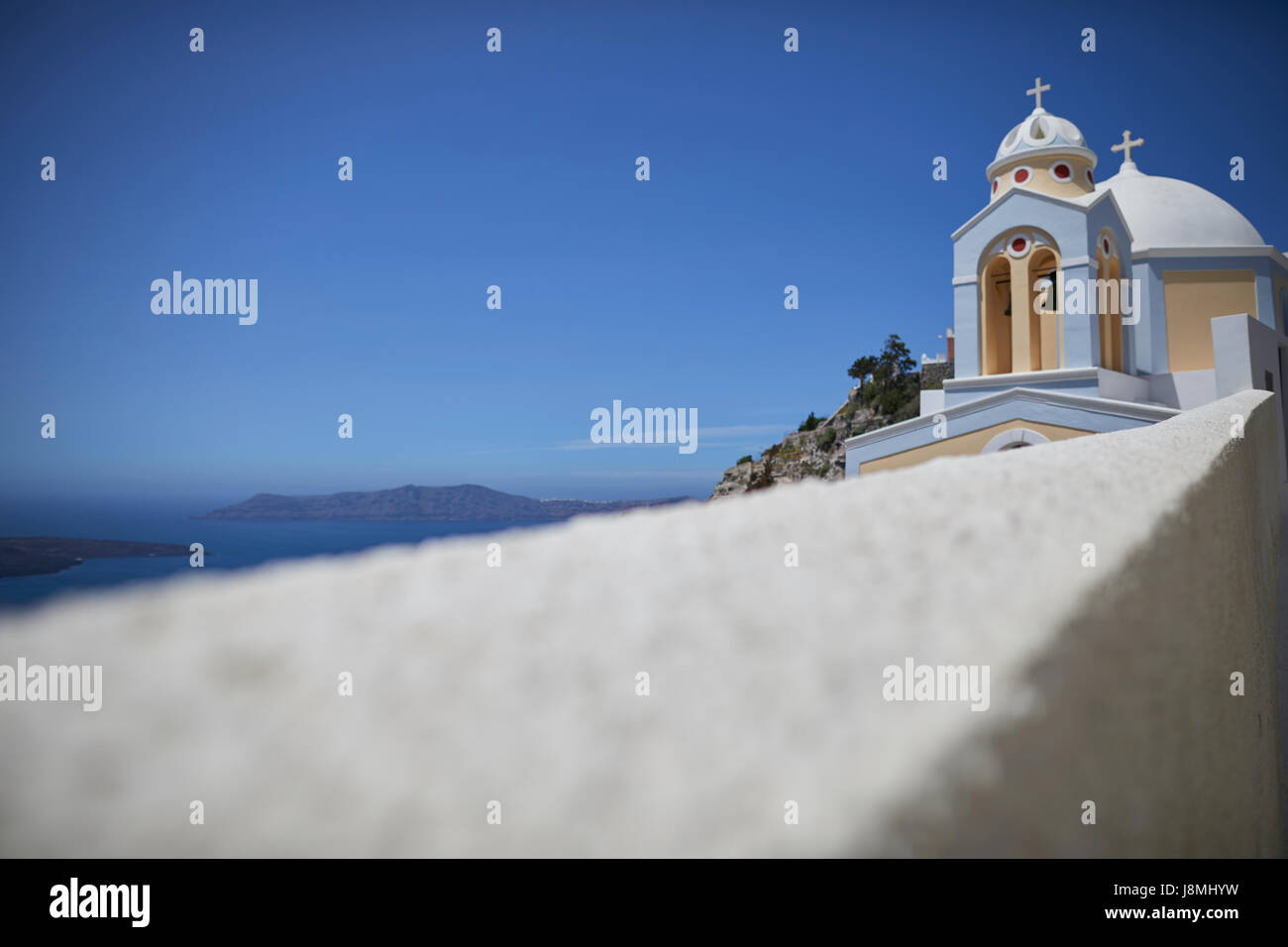 Vulkanische griechische Insel Santorin eine der Kykladen im Ägäischen Meer. Fira Islands Hauptstadt ziemlich Klippe Kirche Stockfoto