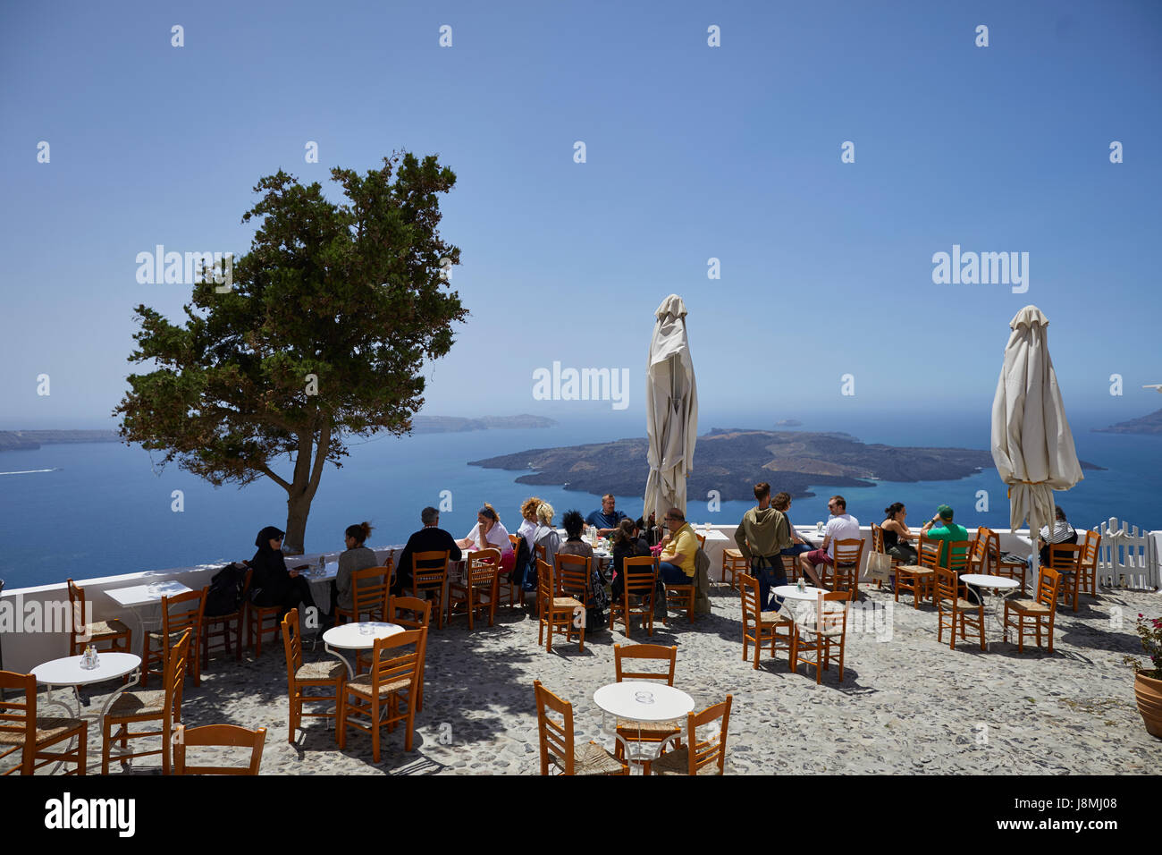 Vulkanische griechische Insel Santorin eine der Kykladen im Ägäischen Meer. Fira Inseln Hauptstadt Restaurantterrasse mit toller Aussicht Stockfoto