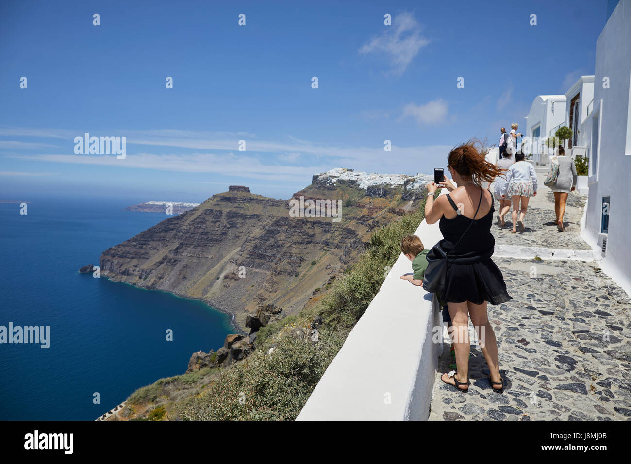 Vulkanische griechische Insel Santorin eine der Kykladen im Ägäischen Meer. Fira Islands Hauptstadt Touristen fotografieren der Ansicht Stockfoto