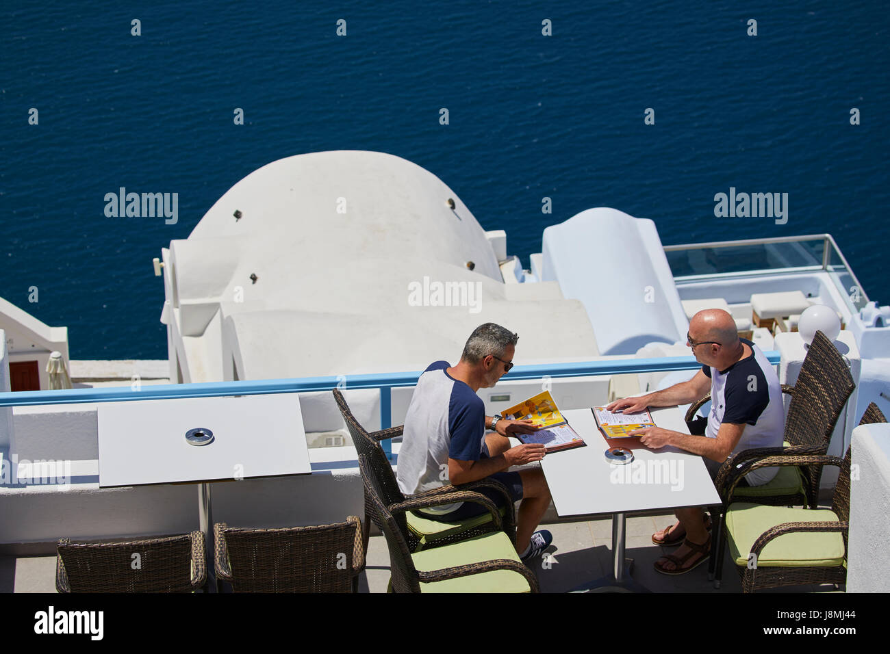 Vulkanische griechische Insel Santorin eine der Kykladen im Ägäischen Meer. Fira, die die Inseln Hauptstadt Speisesaal in einem Felsen-restaurant Stockfoto