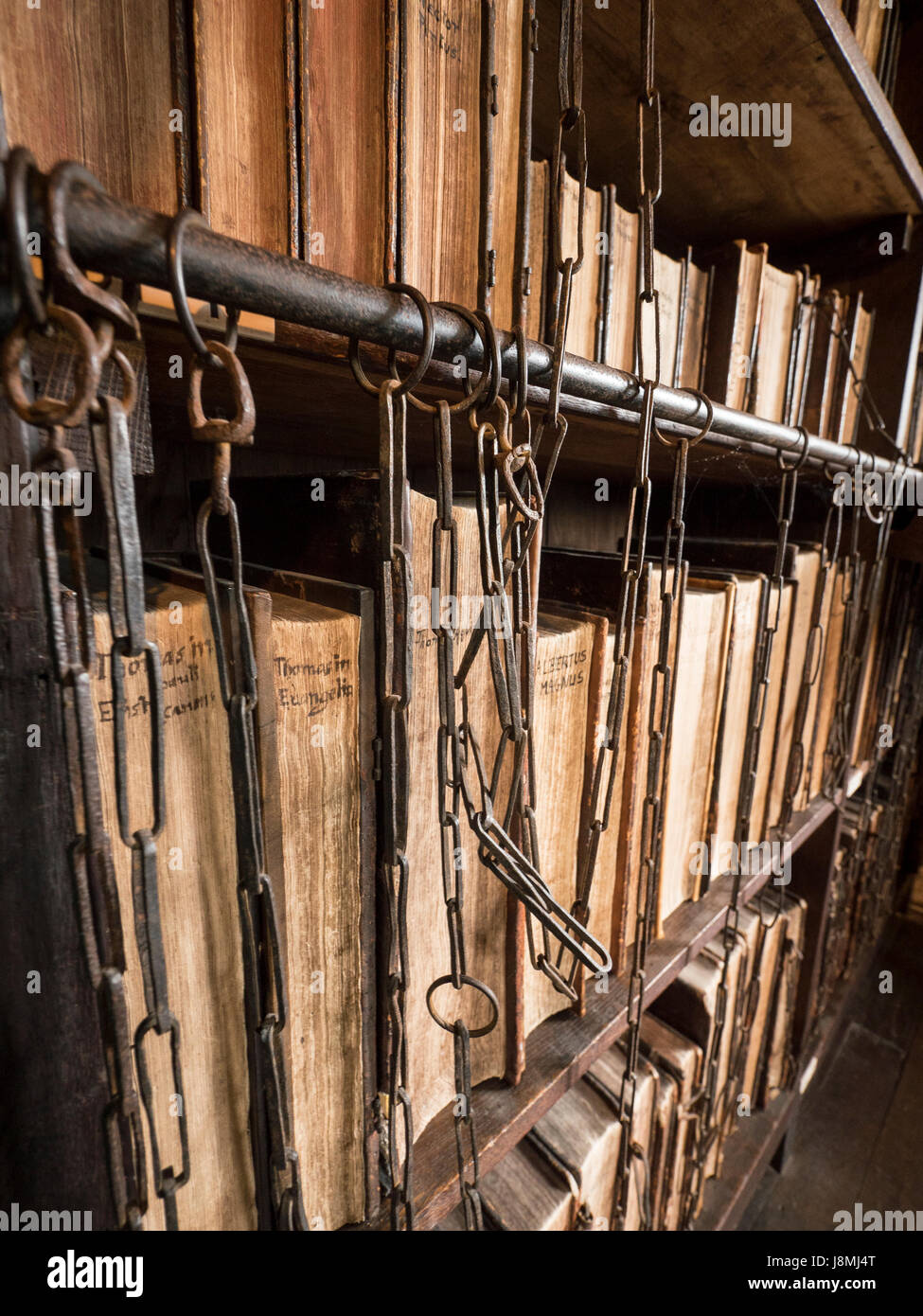 Eine verkettete Bibliothek, gegründet im Jahre 1598 oberhalb St. Wulfram Kirche in Grantham, England ist immer noch vorhanden. Stockfoto