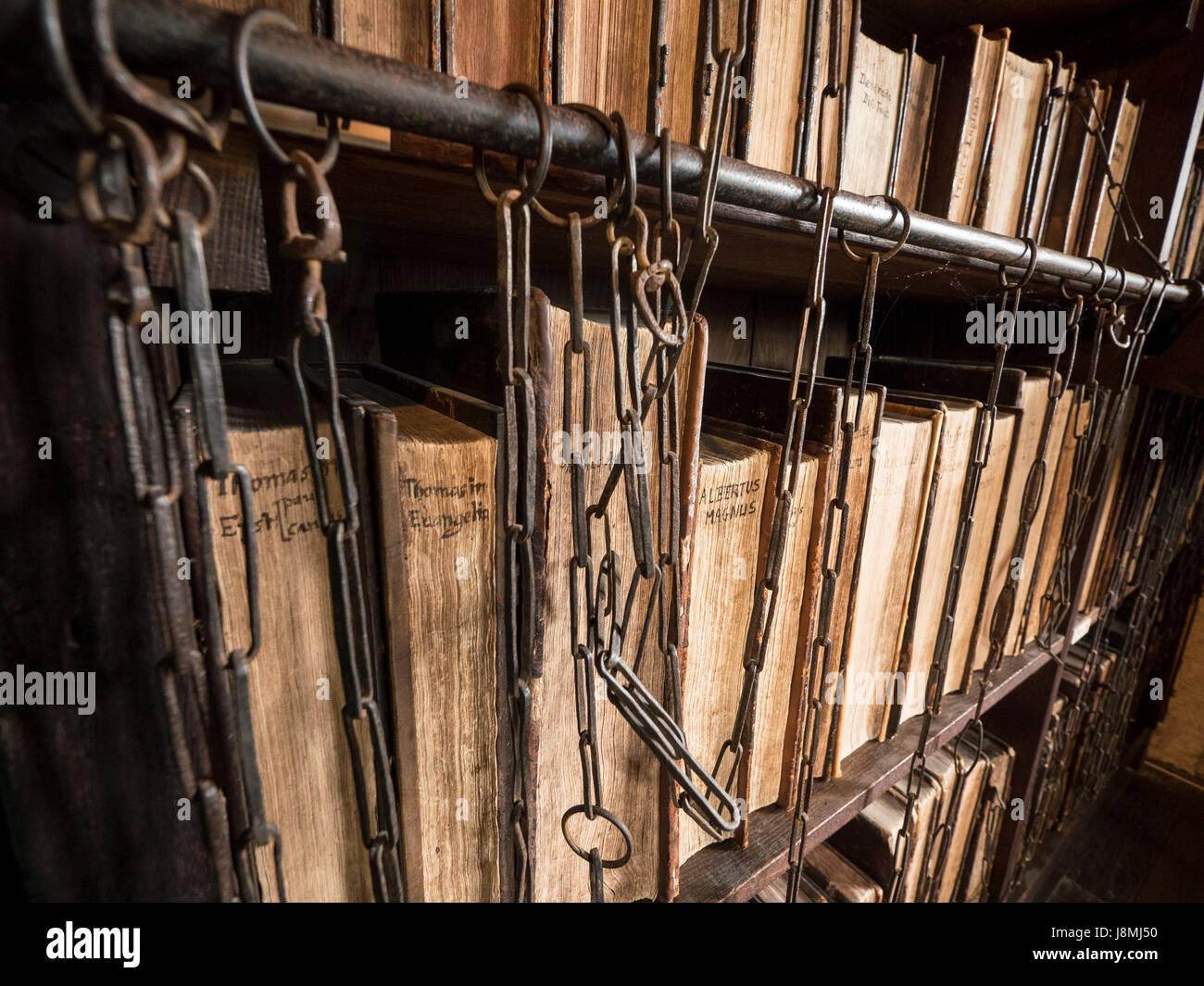 Eine verkettete Bibliothek, gegründet im Jahre 1598 oberhalb St. Wulfram Kirche in Grantham, England ist immer noch vorhanden. Stockfoto