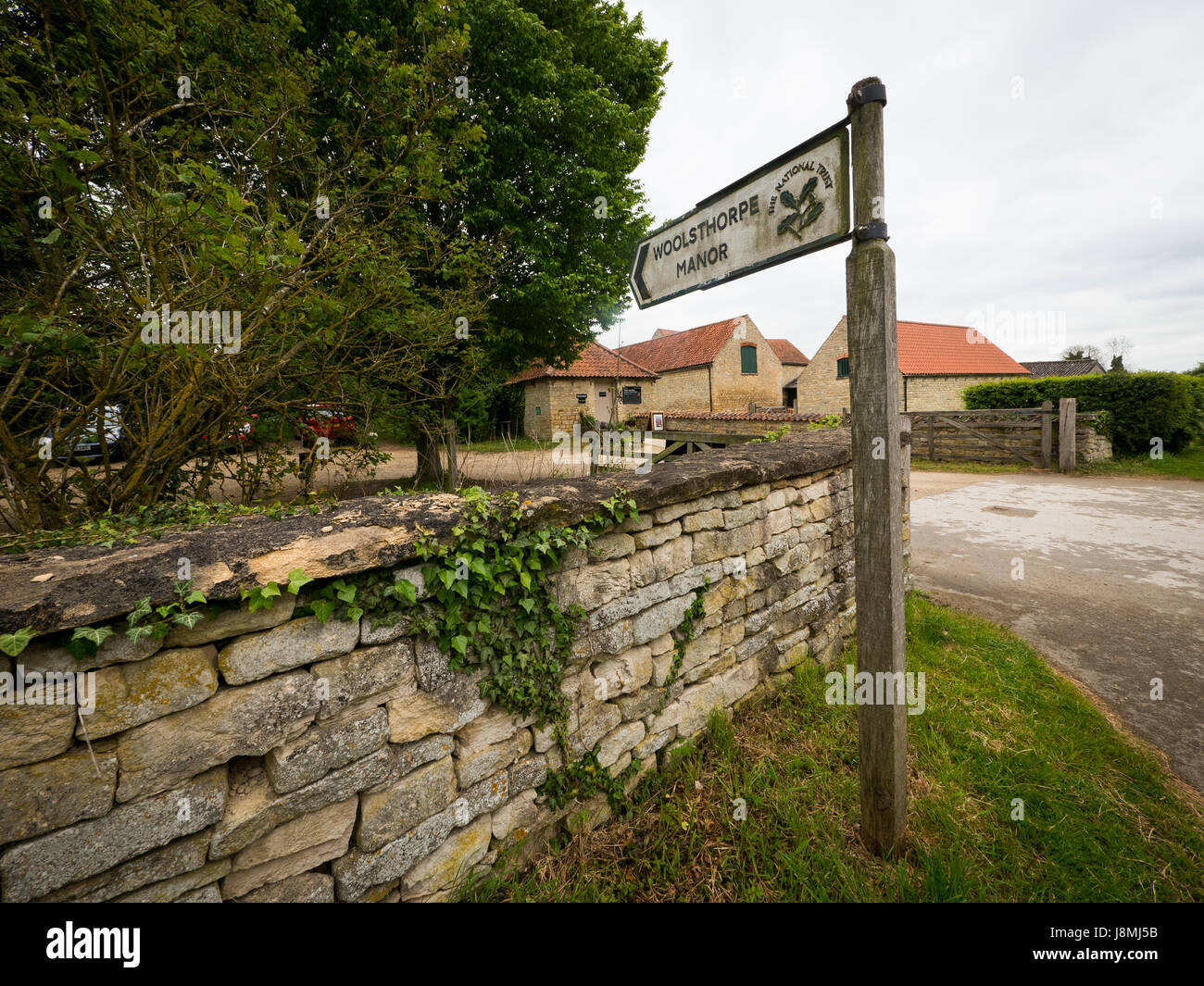 Woolsthorpe Manor, Heimat von Sir Isaac Newton in Lincolnshire, England und der noch blühenden Apfelbaum, der gebar Newtons Gesetz der Schwerkraft. Stockfoto