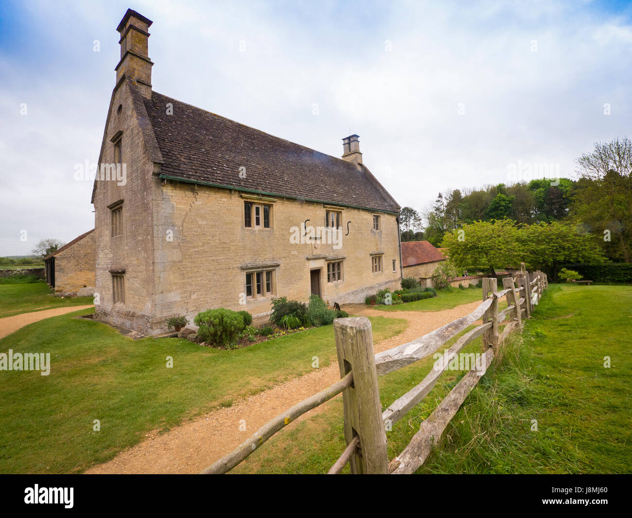 Woolsthorpe Manor, Heimat von Sir Isaac Newton in Lincolnshire, England und der noch blühenden Apfelbaum, der gebar Newtons Gesetz der Schwerkraft. Stockfoto