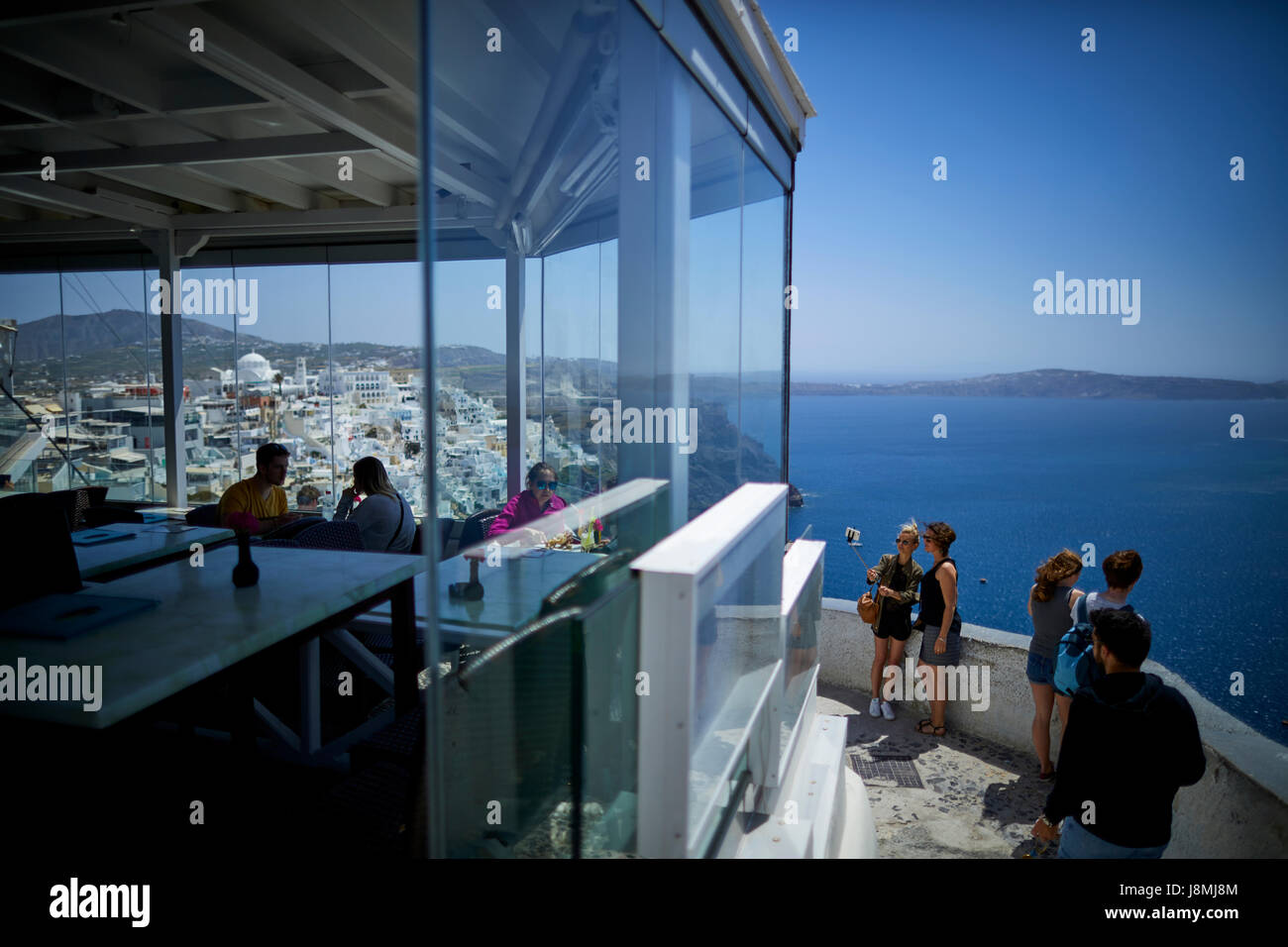 Vulkanische griechische Insel Santorin eine der Kykladen im Ägäischen Meer. Fira Islands Hauptstadt Restaurant mit Blick Stockfoto
