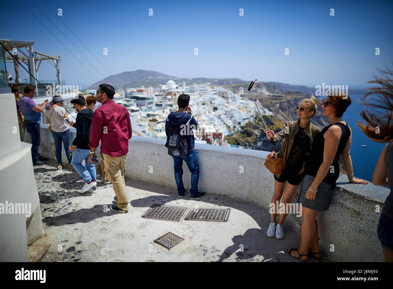 Vulkanische griechische Insel Santorin eine der Kykladen im Ägäischen Meer. Fira Islands Hauptstadt Restaurant mit Blick Stockfoto