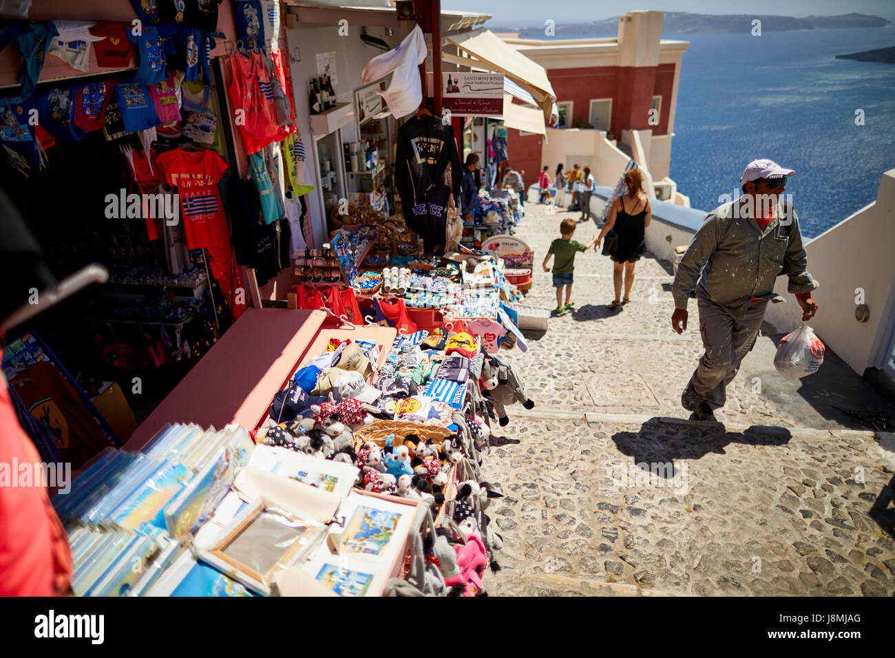 Vulkanische griechische Insel Santorin eine der Kykladen im Ägäischen Meer. Fira die Inseln Hauptstadt steilen Hügel mit Ständen Stockfoto