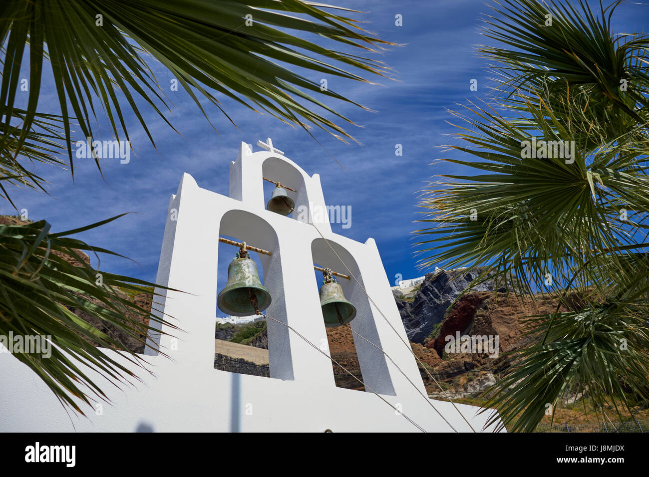 Vulkanische griechische Insel Santorin eine der Kykladen im Ägäischen Meer. Fira Islands Hauptstadt alte Hafen Stadtkirche Stockfoto