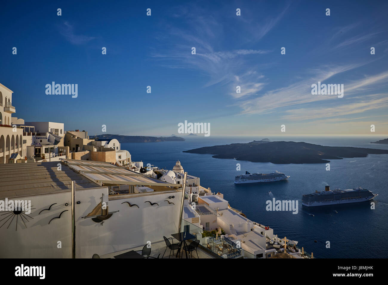 Vulkanische griechische Insel Santorin eine der Kykladen im Ägäischen Meer. Fira die Inseln Kreuzfahrtschiffe warten im Hafen Stockfoto