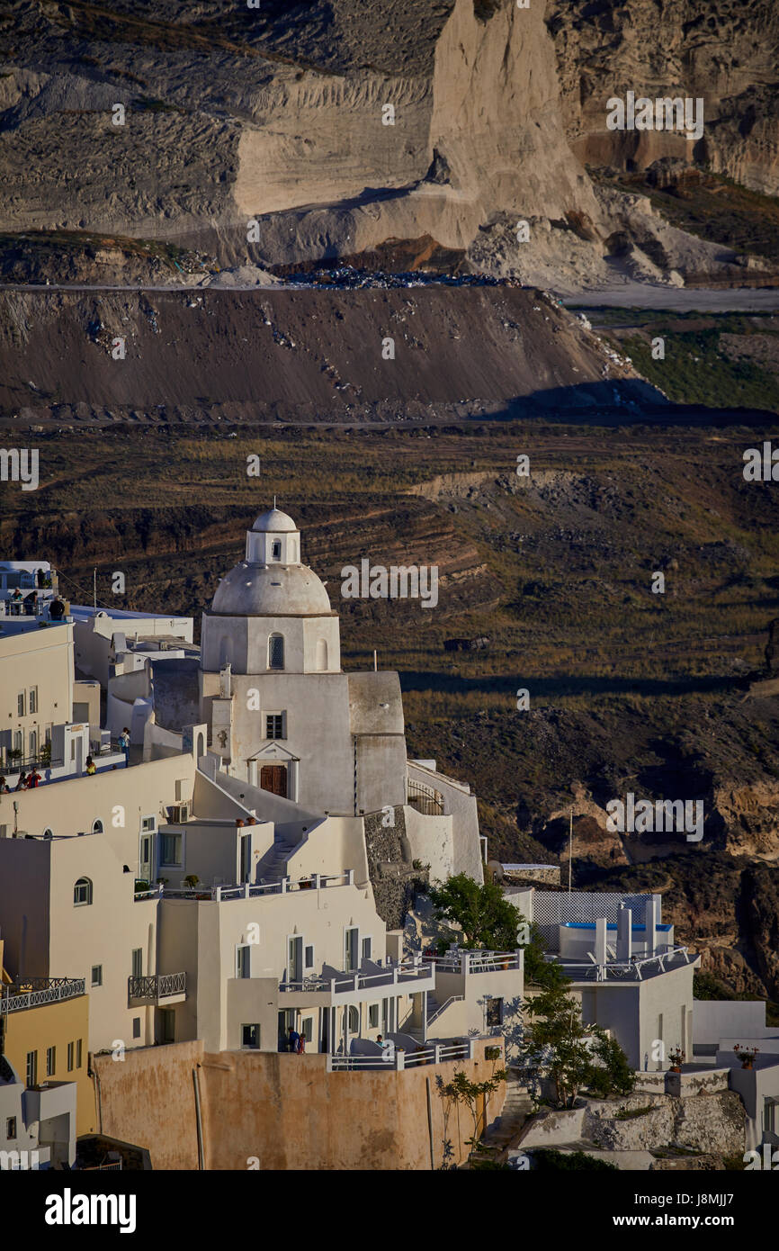 Vulkanische griechische Insel Santorin eine der Kykladen im Ägäischen Meer. Fira Hauptstadt der Insel. Stockfoto