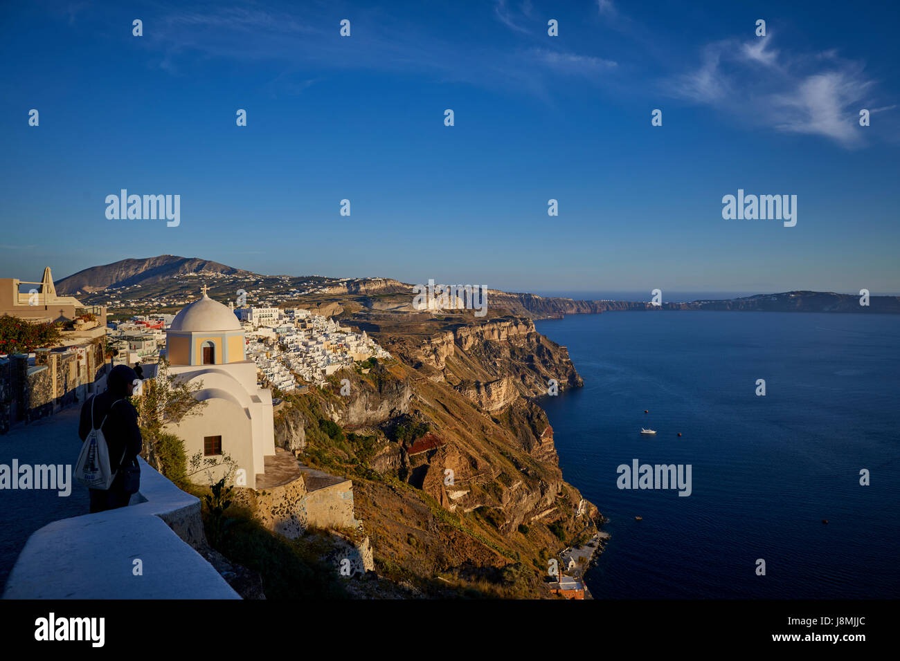 Vulkanische griechische Insel Santorin eine der Kykladen im Ägäischen Meer. Fira Hauptstadt der Insel. Stockfoto