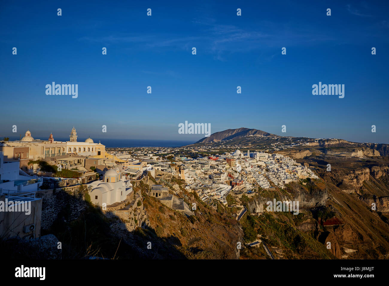 Vulkanische griechische Insel Santorin eine der Kykladen im Ägäischen Meer. Fira Hauptstadt der Insel. Stockfoto