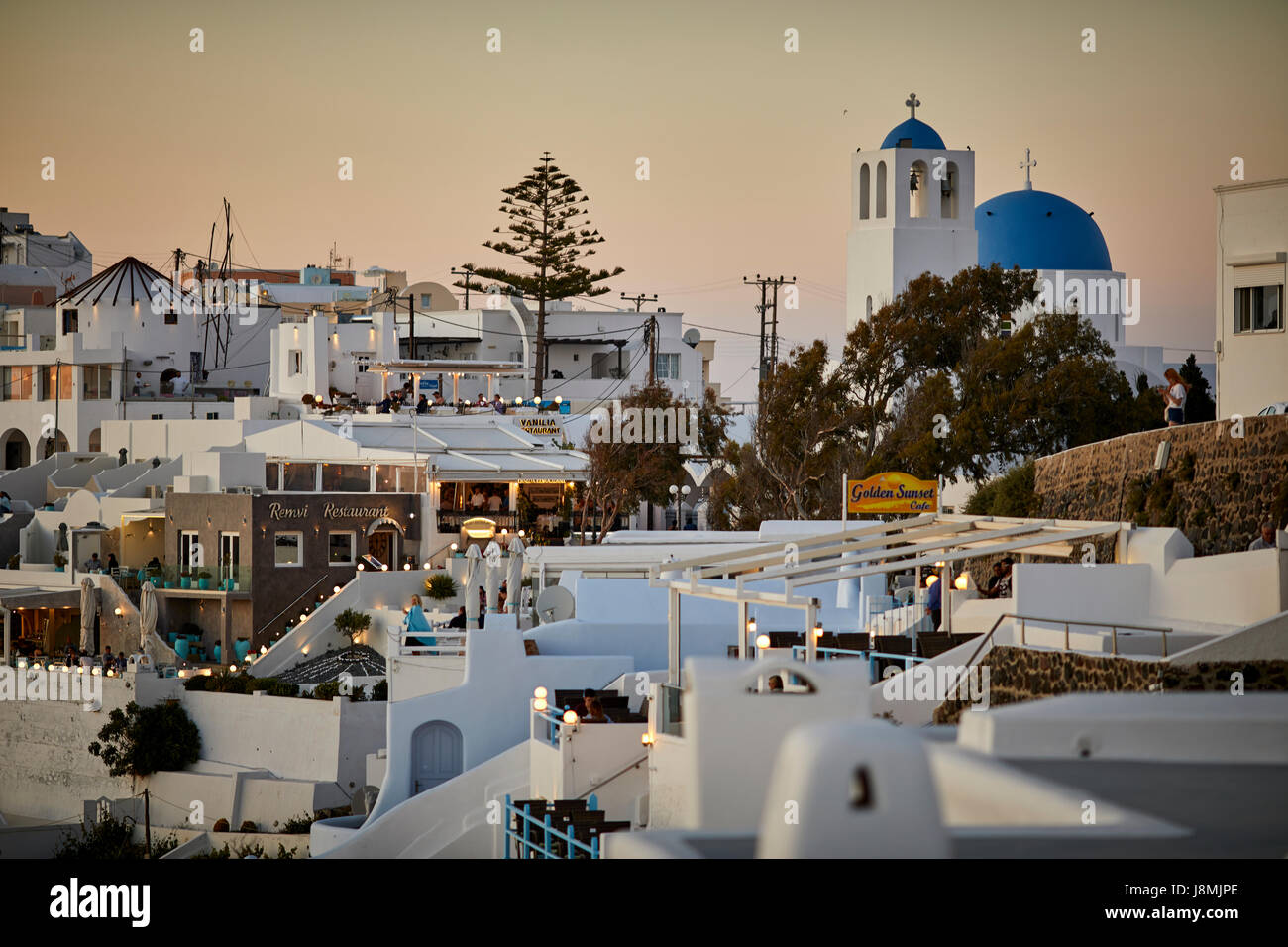 Vulkanische griechische Insel Santorin eine der Kykladen im Ägäischen Meer. Fira Hauptstadt der Insel. Stockfoto
