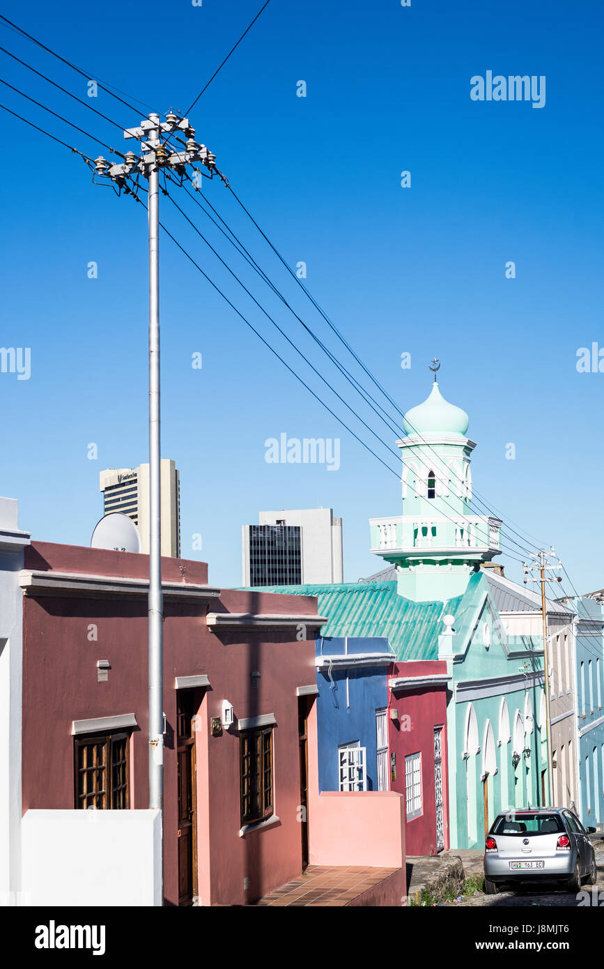 Telefonleitungen heruntergekommen der Nachbarschaft Straße in Bo-Kaap, Kapstadt, Südafrika Stockfoto