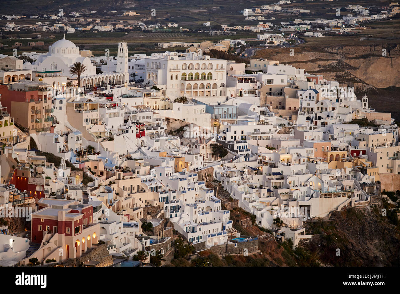 Vulkanische griechische Insel Santorin eine der Kykladen im Ägäischen Meer. Fira Stadtbild Hauptstadt der Insel. Stockfoto